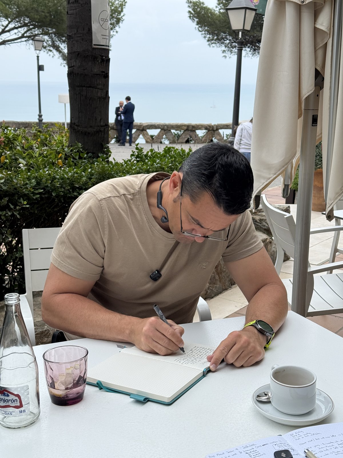 Manuel Mateo working seaside in Málaga